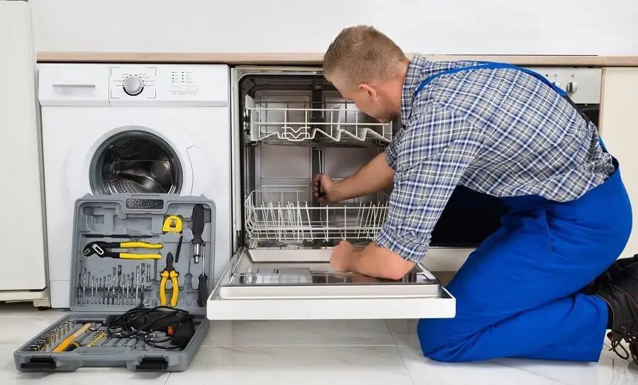 Tire Termoteknik servisi teknisyen ekibi beyaz eşya tamiri yaparken